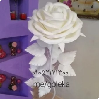 گل فومی غول پیکر کنار سالنی چراغ دار؛ گل فومی و پایه‌دار