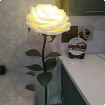 گل فومی بزرگ تک شاخه کنار سالنی چراغ دار؛ گل فومی و پایه‌دار