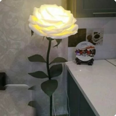 گل فومی بزرگ تک شاخه کنار سالنی چراغ دار - گل فومی پایه‌دار گلکا